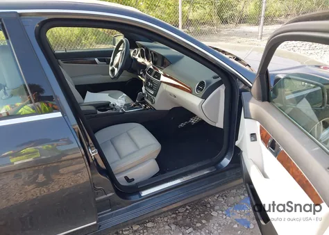 2013 Mercedes-Benz C 300 Luxury 4Matic/Sport 4Matic из США, поврежденный, VIN WDDGF8AB1DG109808